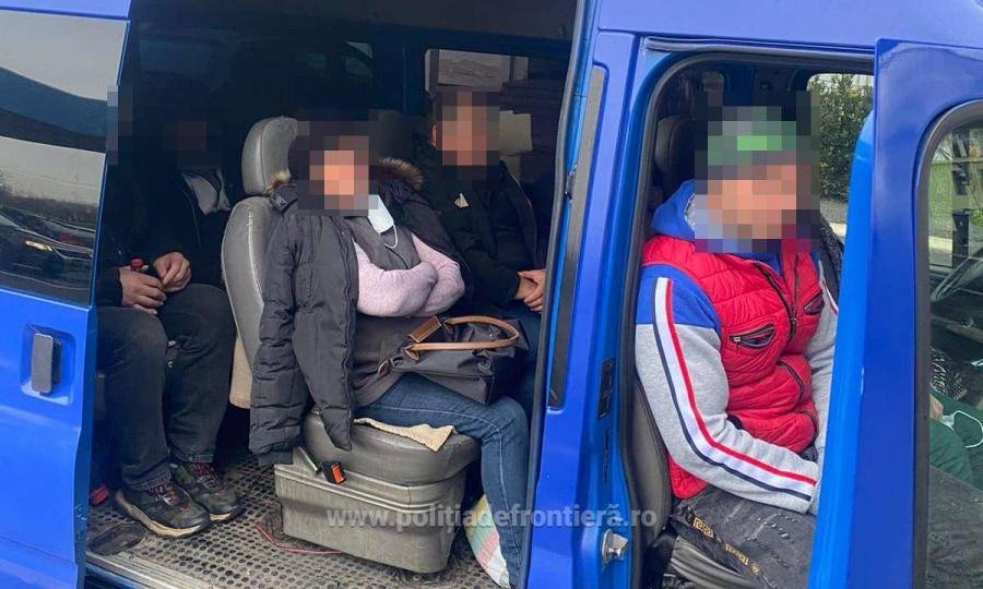  Un microbuz care aducea pasageri în Bacău a trecut frontiera pe contrasens, ca să scape de carantină
