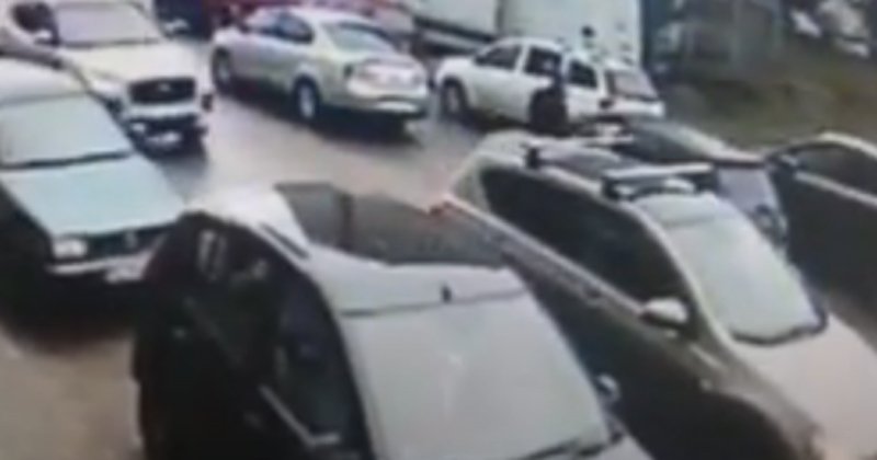  VIDEO: Bataie între doi șoferi în Nicolina. Își trag pumni și se tăvălesc pe stradă