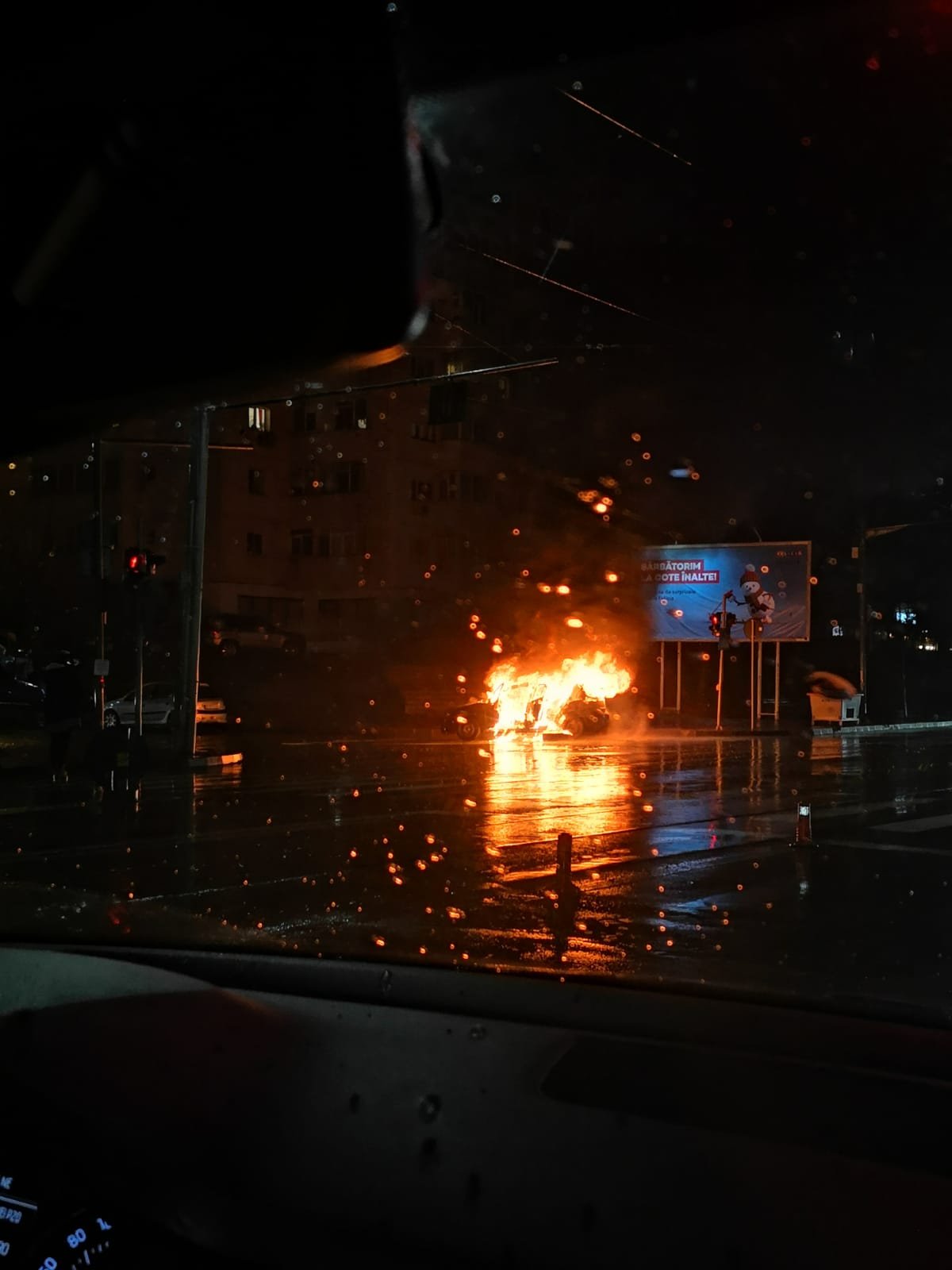  FOTO: Flăcări uriașe au cuprins o mașină în CUG, între Rond Vechi și Belvedere