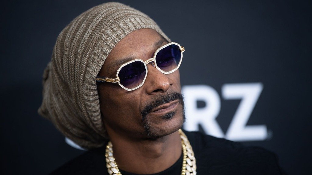  Snoop Dogg, din nou la Bogata de Mureș, de data aceasta intenționat. Artistul confundase în trecut Bogota (capitala Columbiei) cu Bogata