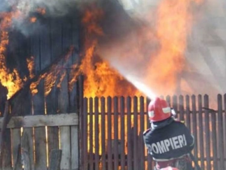  Pompierii, trimiși să stingă un incendiu în Hărmăneștii Vechi