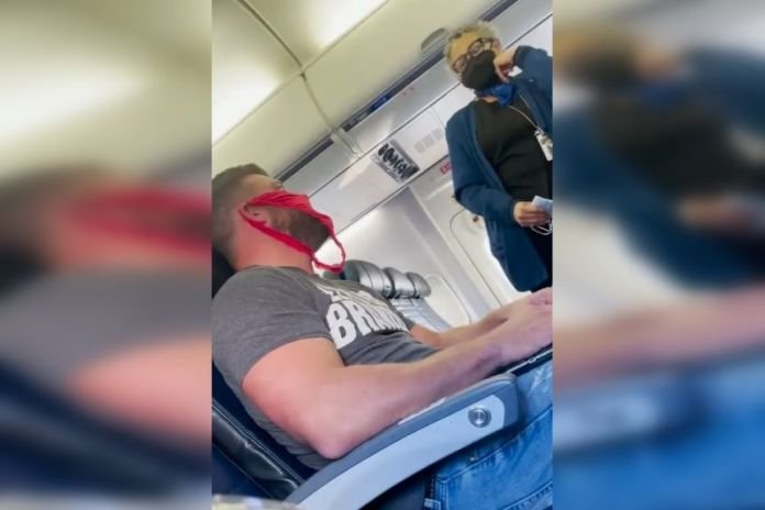  Bărbat dat jos din avion pentru că purta chiloți în loc de mască de protecție