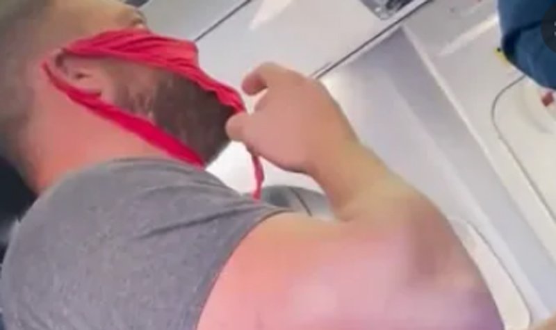  VIDEO Bărbat dat jos din avion deoarece puerta chiloți roșii pe față în loc de mască