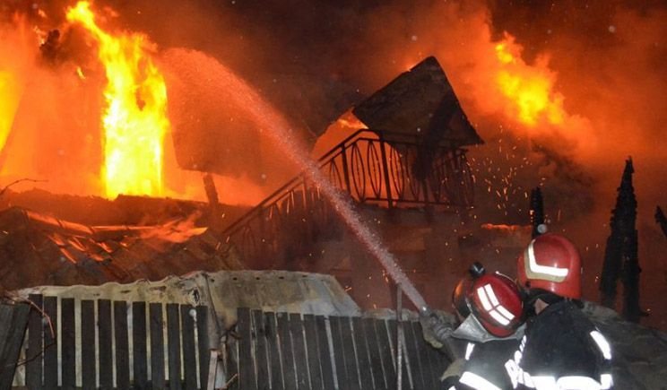  Intervenție a pompierilor în Dorobanț. Arde o casă