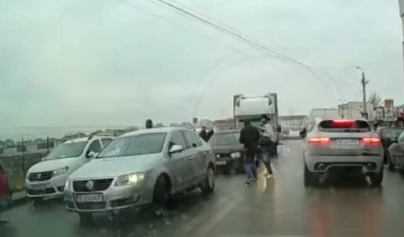  VIDEO: Șoferii care s-au luat la bătaie în plină stradă la Iași, printre mașini, au fost prinși. De la ce a pornit conflictul