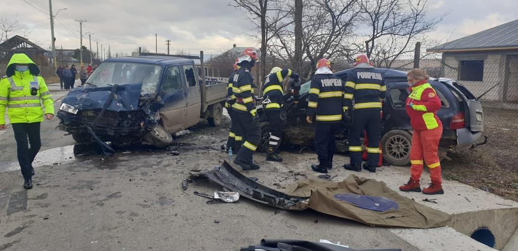  IMAGINI: Doi morți, tată și fiu, în urma unui accident pe șoseaua Iași – Voinești