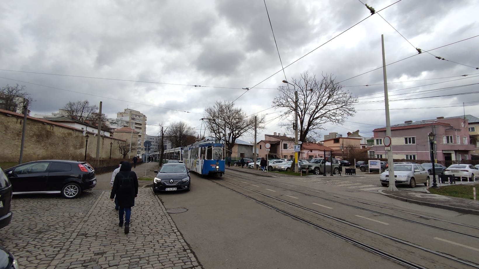  IMAGINI: Tramvaiele care mergeau spre Centru, blocate în Târgu Cucu