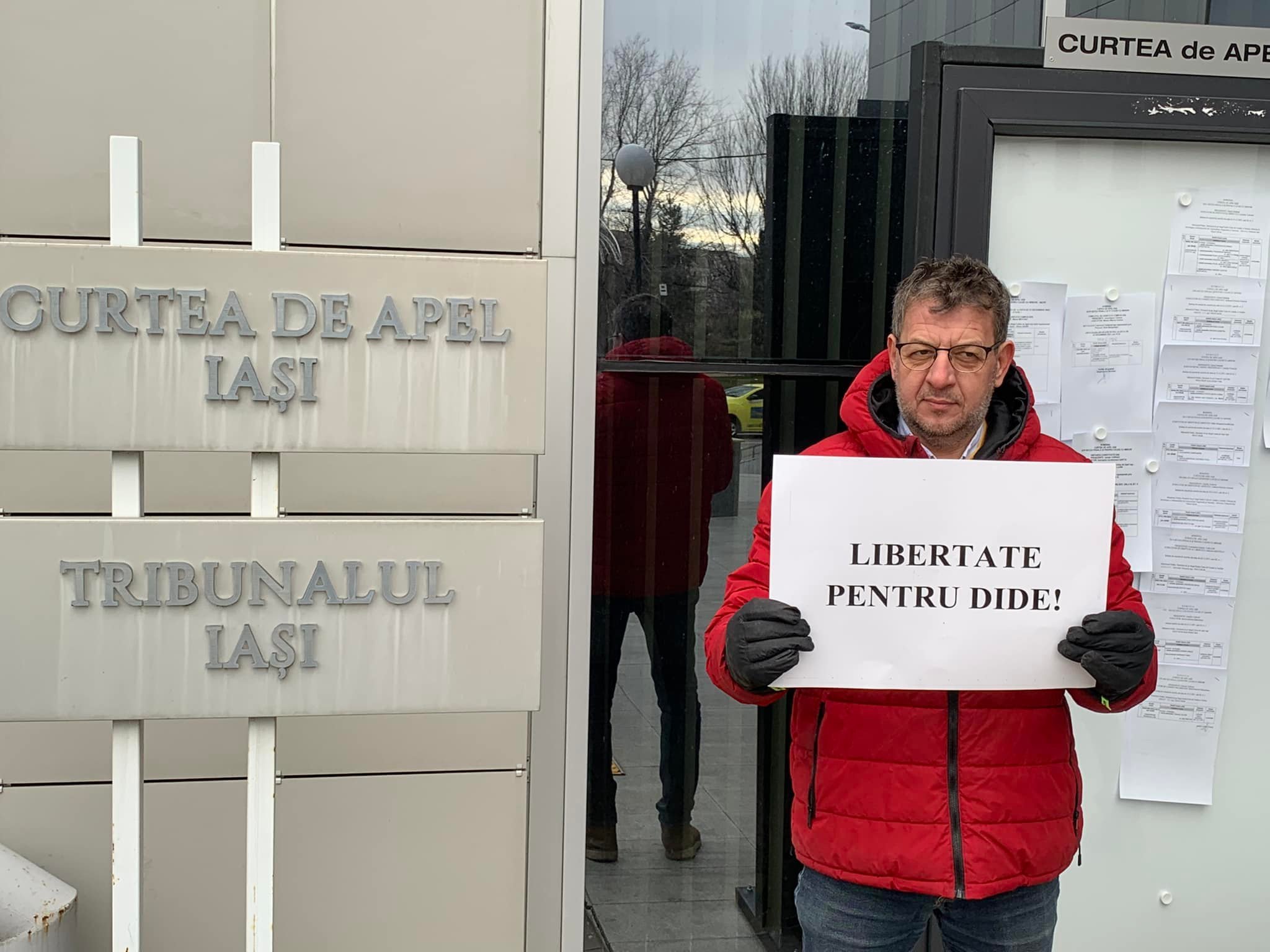  FOTO: Protest la Tribunalul Iași față de arestarea lui Dide