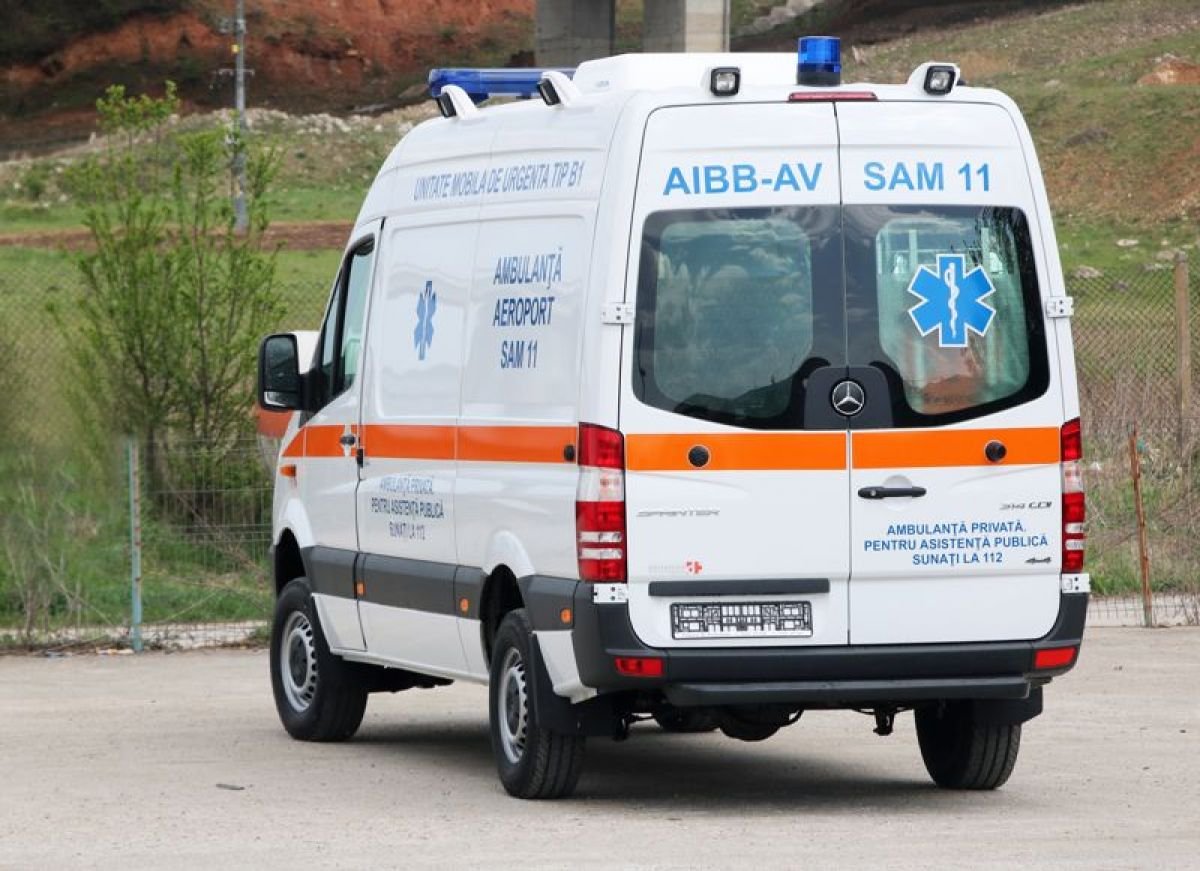  Ambulanțier înjunghiat de un pacient de 78 de ani pe care îl transporta acasă