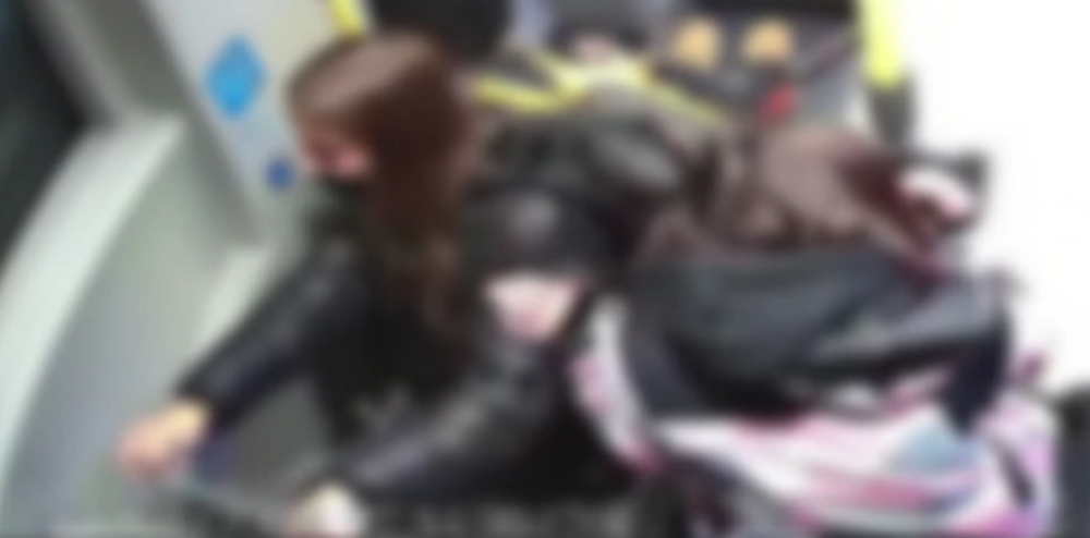 VIDEO: Două adolescente au încercat să distrugă un tramvai PESA la Iași