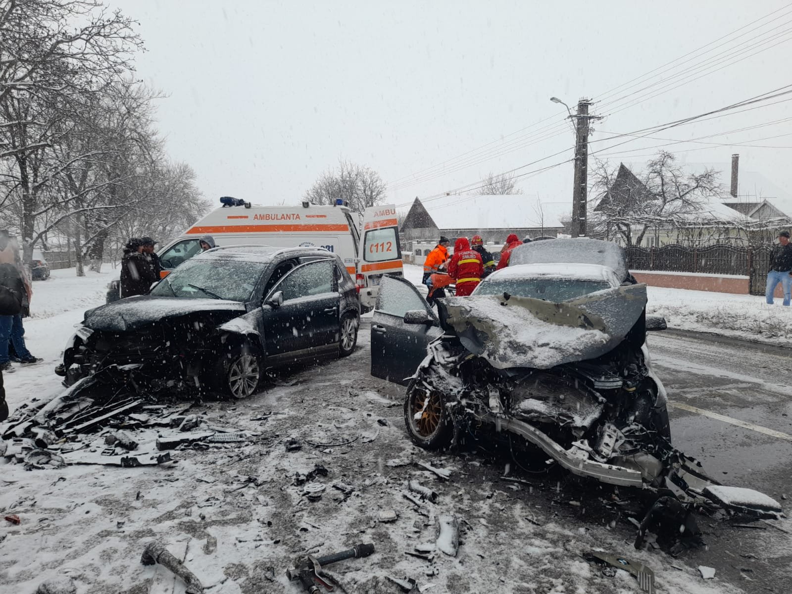 FOTO: Două mașini făcute zob după un accident pe E85 la Miroslovești
