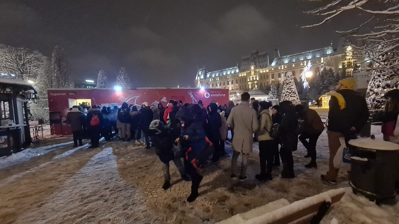  FOTO: Peste 200 de persoane la coadă pentru a intra la patinoar în Iași