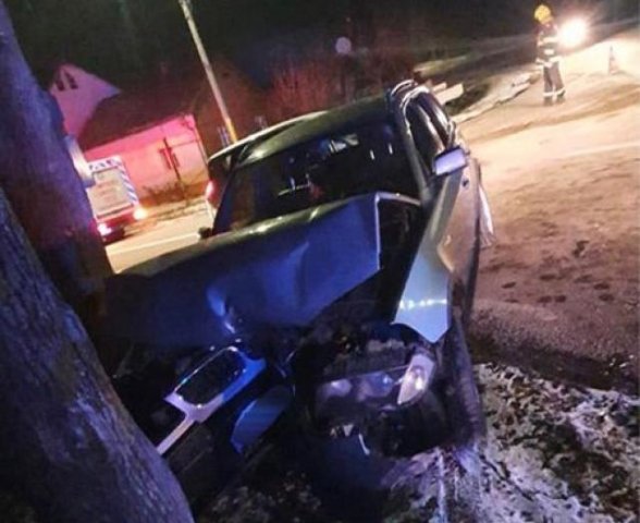  O şoferiţă de 18 ani a intrat cu BMW pe care-l conducea într-un copac