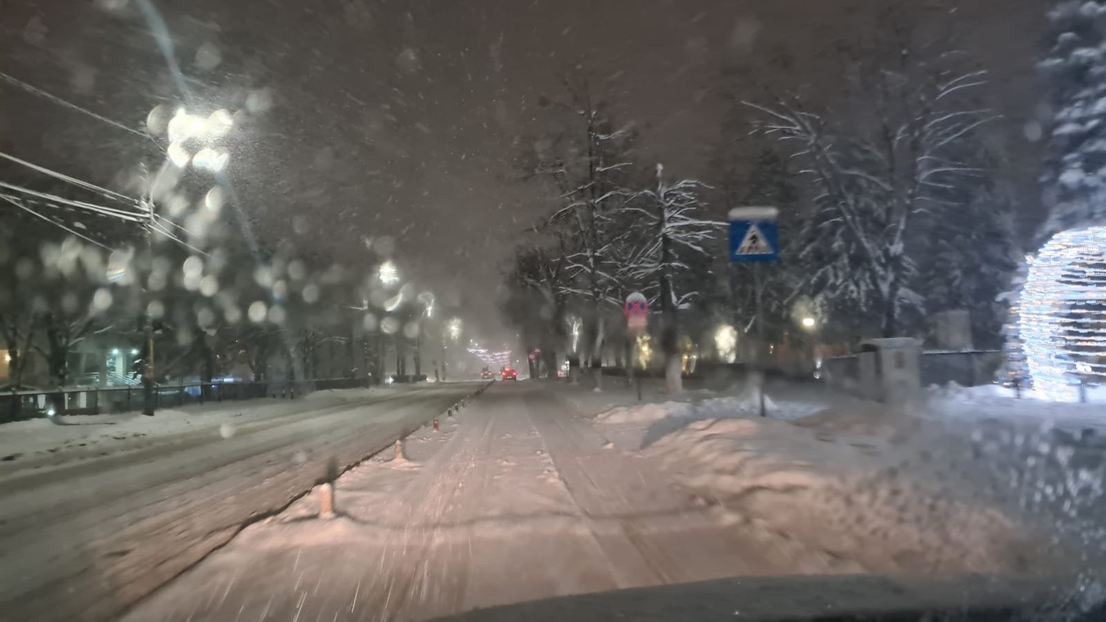  FOTO: Străzile din Iași, acoperite de zăpadă. Șoferii circulă greu