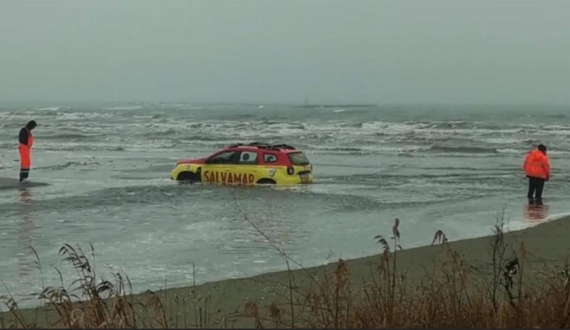  VIDEO: Salvamar împotmolit în apa mării