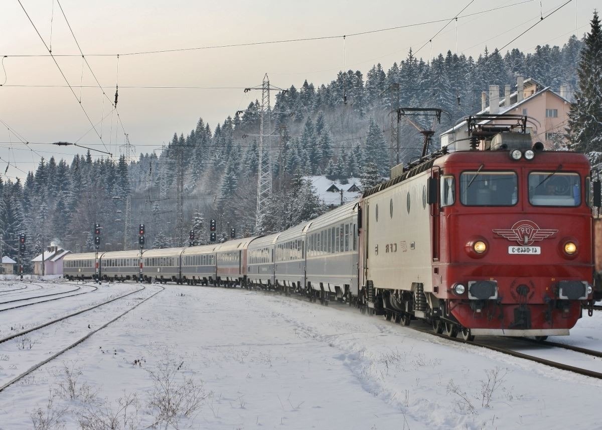  Tren oprit aproape cinci ore între staţiile Izvorul Mureş şi Izvorul Olt după ce mai multe crengi au căzut pe locomotivă