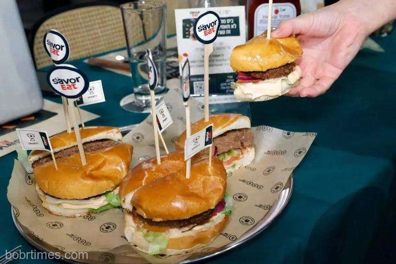  Israel: Un lanţ de restaurante vinde burgeri preparaţi de un robot