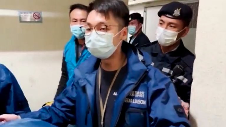 Poliţia din Hong Kong a arestat şase angajaţi ai trustului media online Stand News