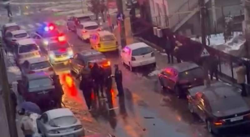  VIDEO: Un individ înarmat cu un cuţit a terorizat o stradă din Târgu Jiu