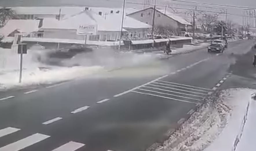  VIDEO: Momentul în care o mașină izbește gardul unui dispensar