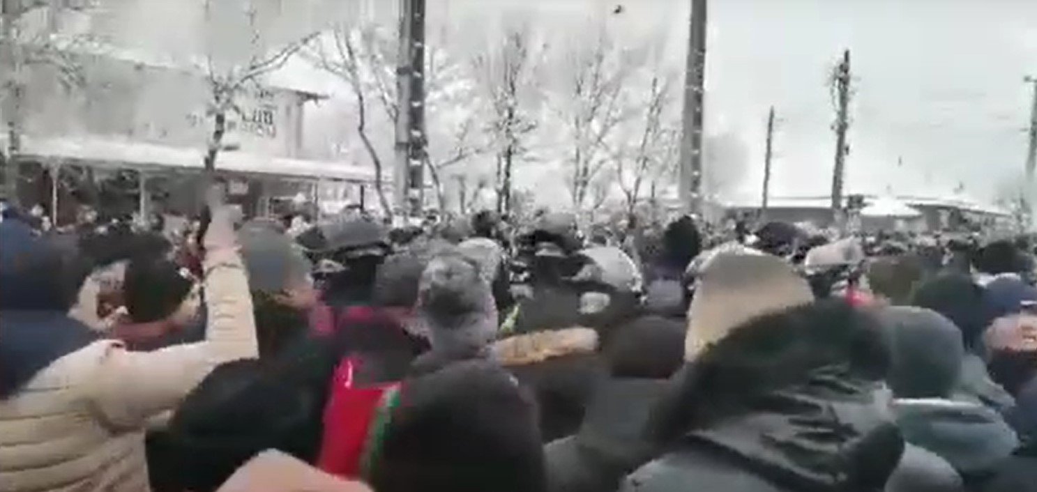  VIDEO – Momentul în care un sătean din Ruginoasa a lovit un jandarm astăzi