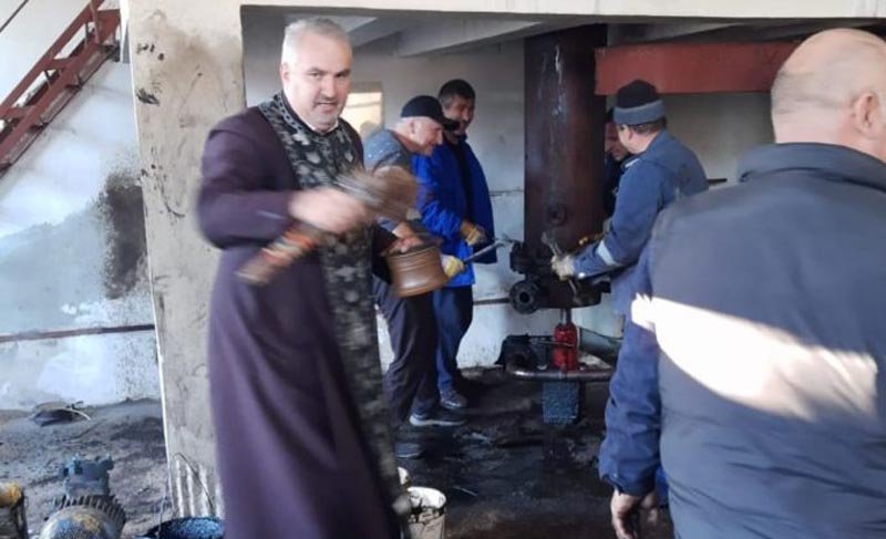  Asta-i România: Un preot a sfințit instalațiile defecte ale uzinei termice din Motru, ca să o facă să meargă. Locuitorii, lăsați fără căldură