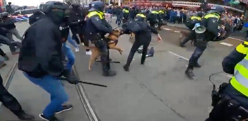  VIDEO Mii de oameni protestează la Amsterdam față de restricții. Ciocniri cu forțele de ordine