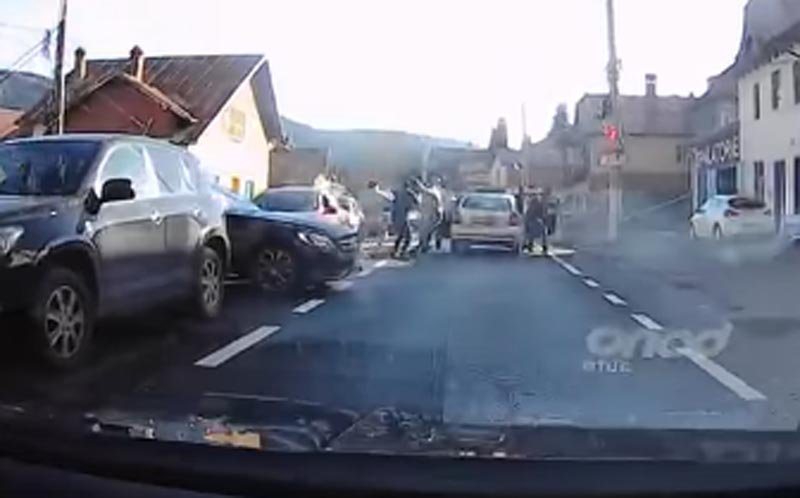  VIDEO Bătaie generală între șoferi, la coadă pe Valea  Prahovei