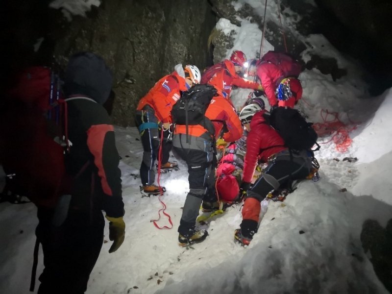  Turist căzut de pe ATV într-o zonă muntoasă cu gheață, recuperat de salvamontişti