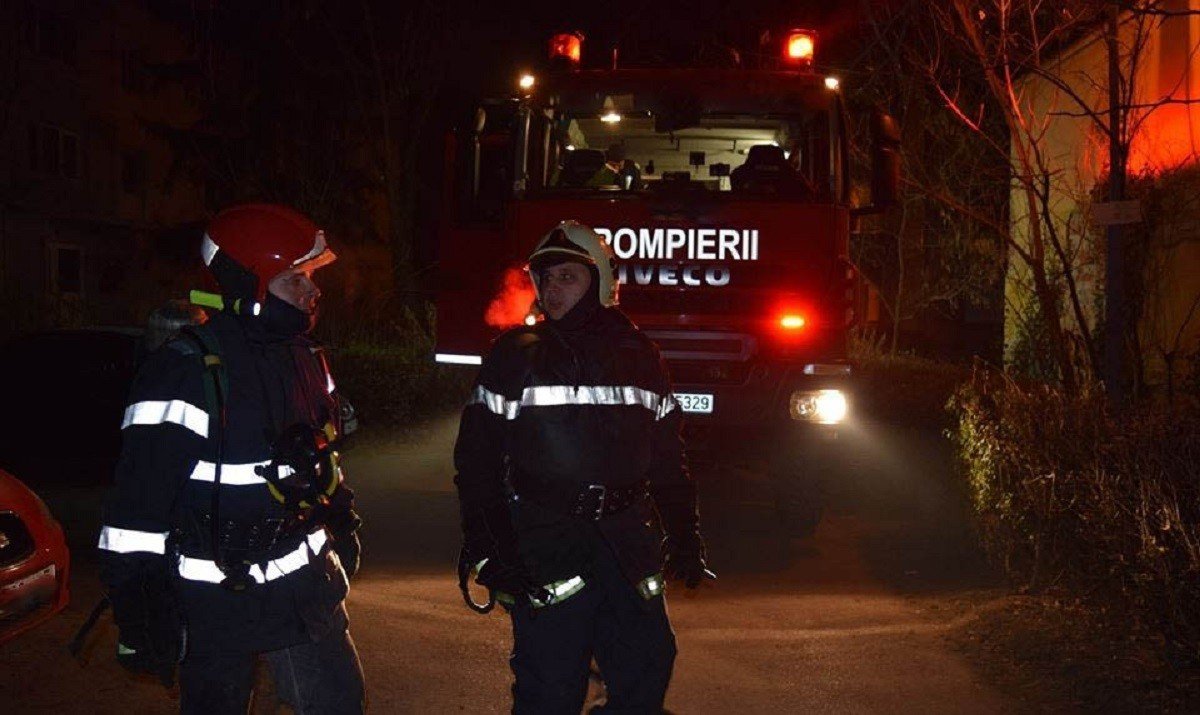  Bloc din Iași răscolit luni seara de pompieri după un apel fals