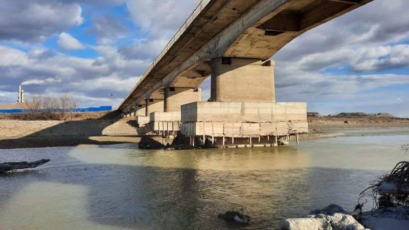  FOTO – Podul peste râul Moldova, pe care ieşenii merg spre Piatra Neamţ, pericol public din cauza balastierelor