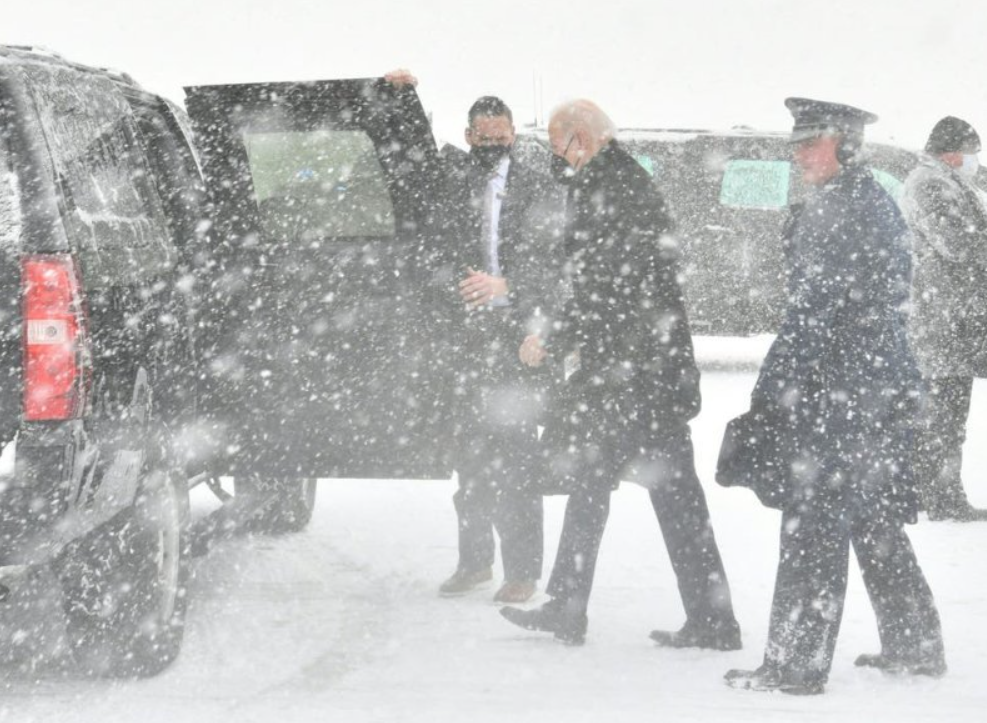 VIDEO: O furtună de zăpadă s-a abătut luni asupra capitalei Washington. Joe Biden, blocat în avion