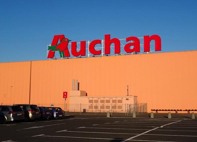  Auchan analizează o nouă ofertă de preluare a rivalului Carrefour