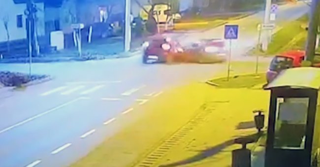  VIDEO – O şoferiţă intră cu viteză într-o intersecţie şi izbeşte un autoturism care circula regulamentar