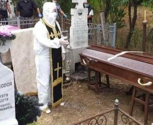  A murit preotul care înmormânta îmbrăcat în combinezon COVID
