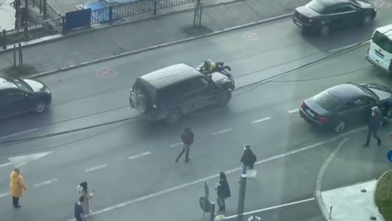  (VIDEO) Bucureşti: Biciclist, agresat şi plimbat pe capotă de un şofer nervos
