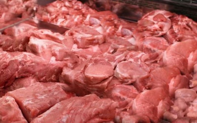 Producătorii de carne de porc şi pasăre din producţia internă spun că sunt în pragul falimentului
