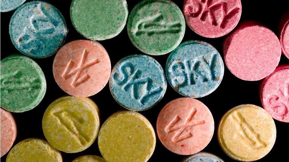  Traficanţi de droguri, prinşi de Poliţie cu 100 comprimate de ecstasy