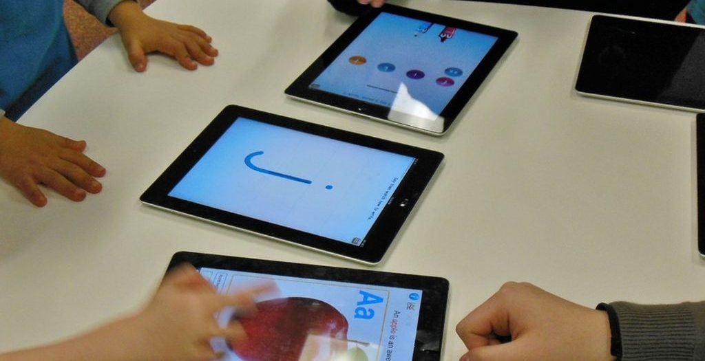 300 de tablete cu internet cumpărate pentru elevi de o primărie din Iaşi
