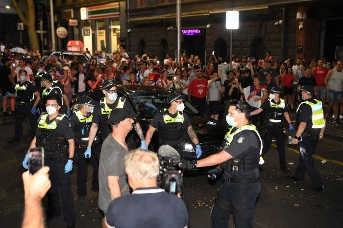  VIDEO: Fanii lui Djokovic au blocat maşina liderului mondial. Poliţia a fost nevoită să intervină pentru a scoate vehiculul din mulţime