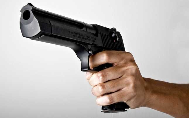  Un bărbat a reclamat că un adolescent a tras cu un pistol către fiul său