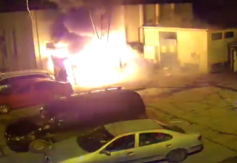 VIDEO: Incendiu violent în apropiere de Cinema Dacia. Mașini în pericol