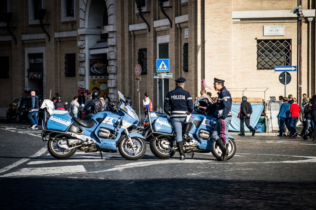  Poliția din Italia caută un deținut român evadat după ce a făcut o gaură în zid