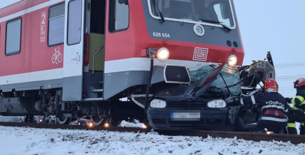  O tânără a murit după ce maşina pe care o conducea a fost lovită de un tren