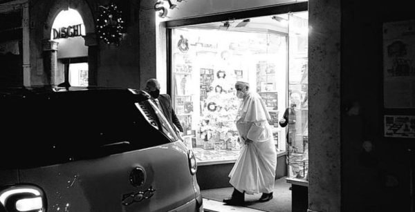  Papa Francisc, surprins ieșind dintr-un magazin de discuri din Roma