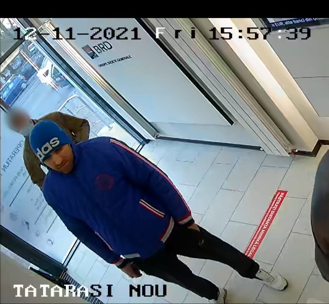  Hoțul din Tătărași care a furat dintr-un bancomat a dus banii la Poliție