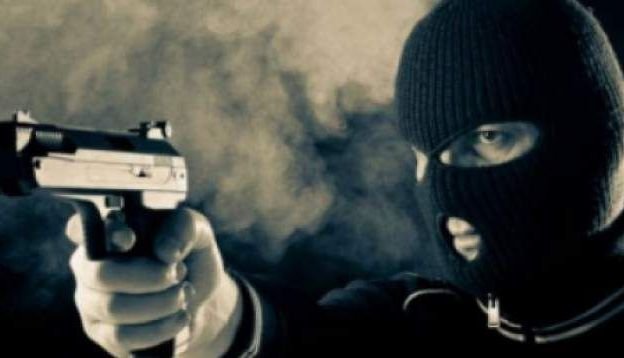  Teroare în două licee din Botoșani. Un adolescent cu cagulă pe față și pistol în mână a intrat în clase amenințând elevii