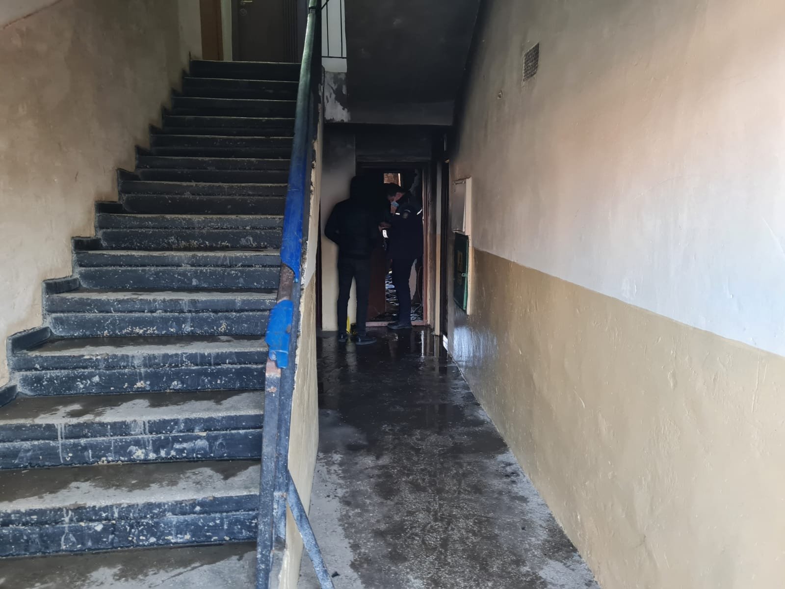  IMAGINI: Două persoane carbonizate după ce locuința lor din Vlădeni a luat foc