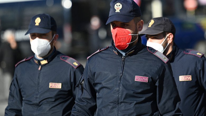  Polițiștii italieni, revoltați că trebuie să poarte măști de protecție roz
