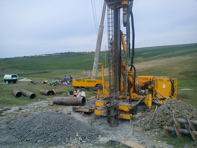  Ritmul forajelor geotehnice pe traseul viitoarei autostrăzi Paşcani-Suceava-Siret merge în paşi de melc